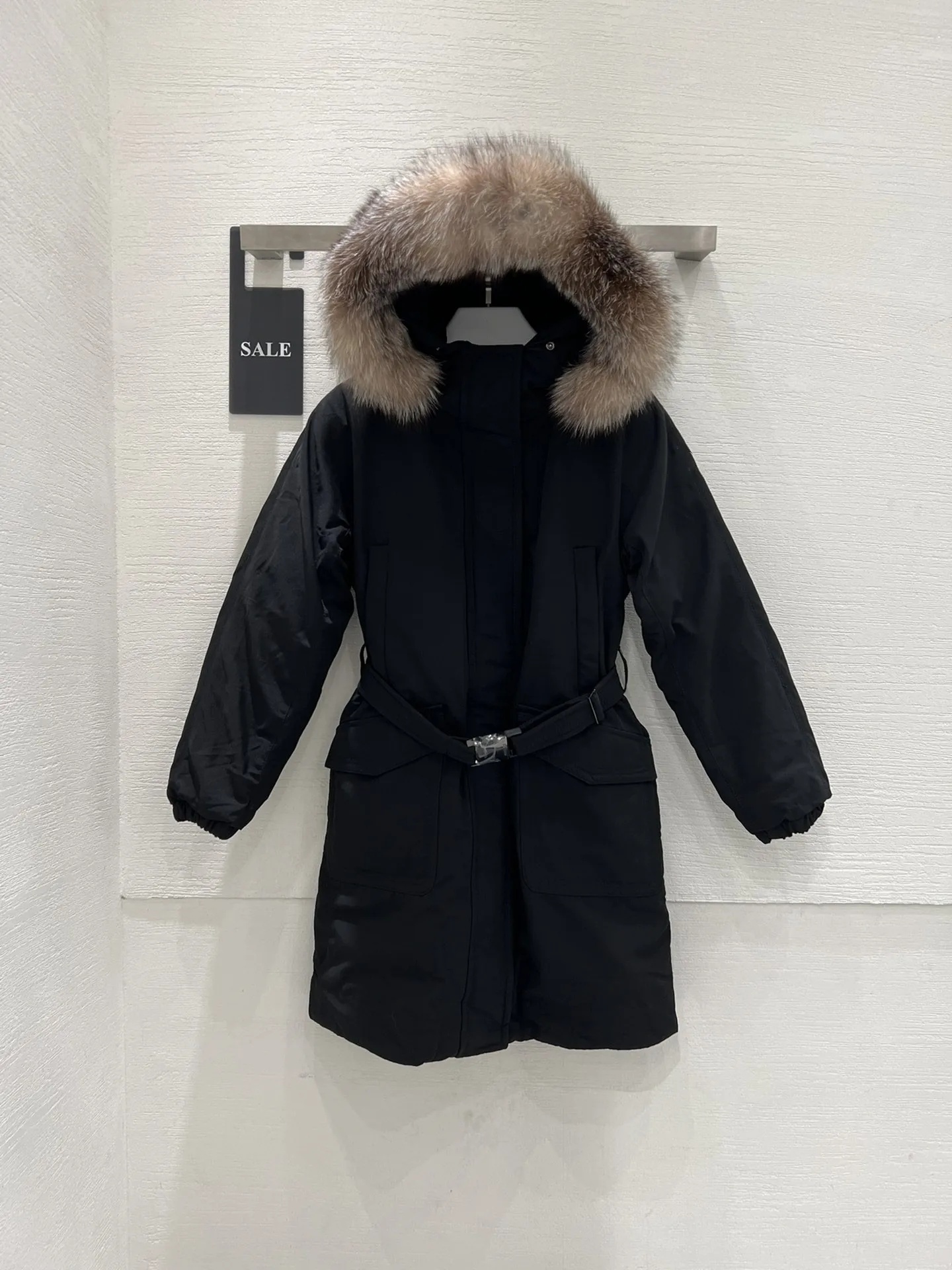 

2023 Women's Clothing Fox fur collar hooded double zip puller multi-pocket belt waist mid-length down jacket Winter New 1016