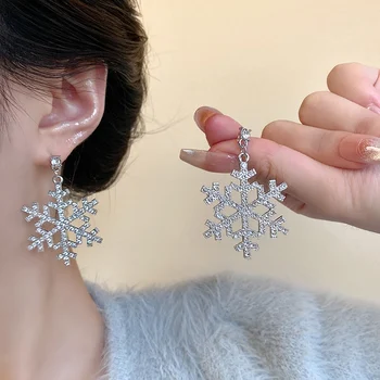 New Shiny Snowflake Earrings for Women Unique Imitation Pearl Long Chain Rhinestone Retro Pendant Earrings Fashionable Jewelry