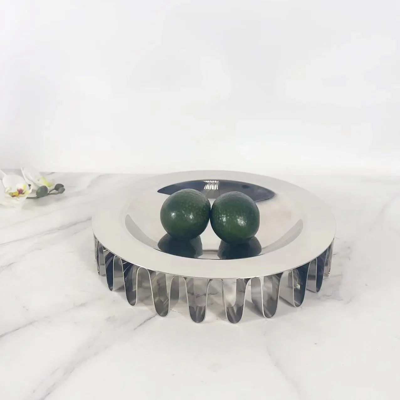 Nordic modern minimalist European style silver metal circular skirt edge fruit plate decoration model room decoration 3