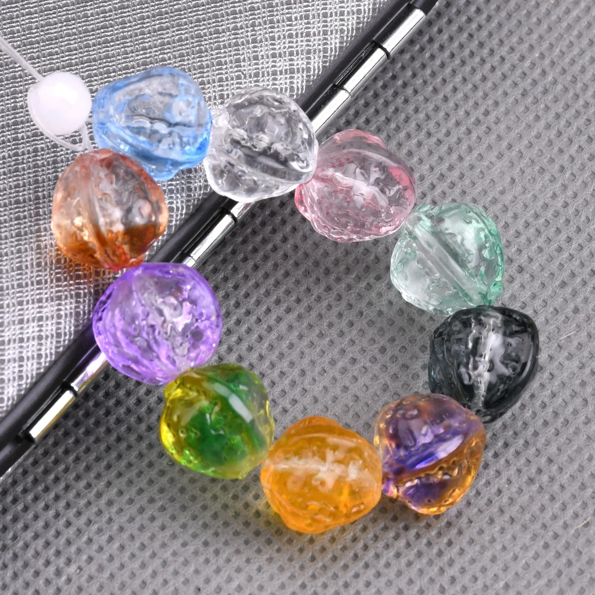 Рисунок 4 - Бусины из стекла в форме ореха