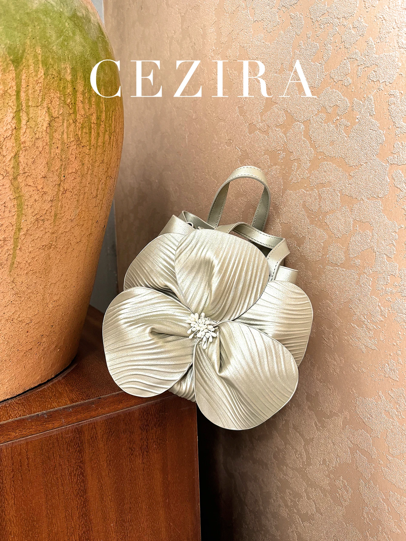 حقيبة كتف جلد نباتي معدني أنيقة للسيدات، مزينة برب...