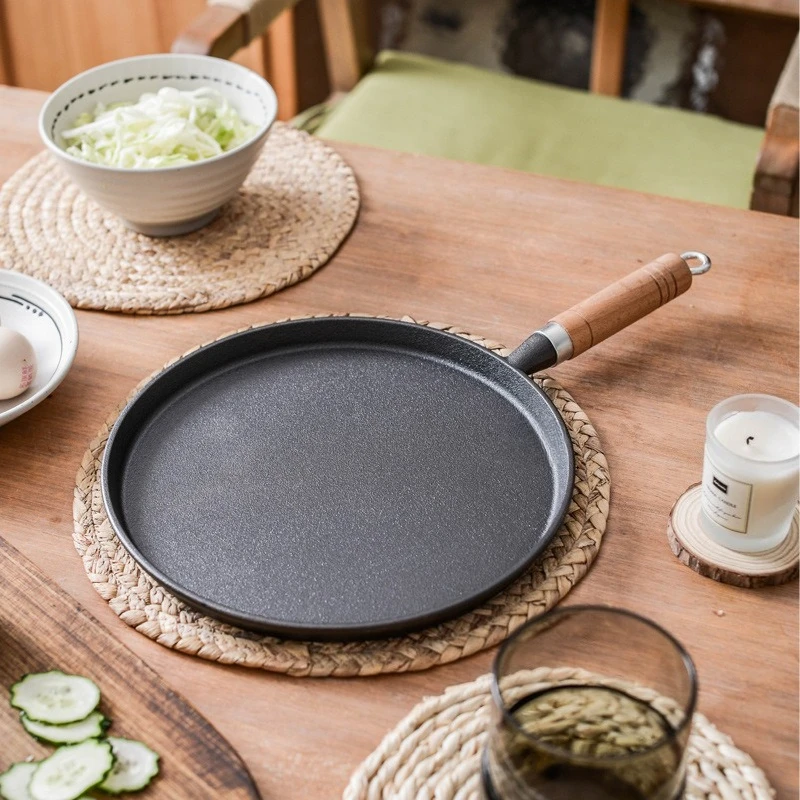 Thickened Cast Iron Flat Bottomed Pan Non-Stick Pancake Cooking Pot Home Use Wood Handle for Stuffed Pancakes And Handheld