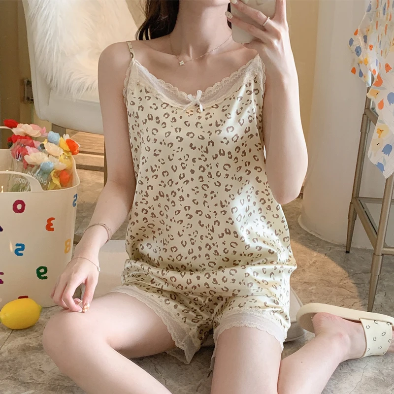 Рисунок 5 - Пижамный комплект женский с леопардовым принтом