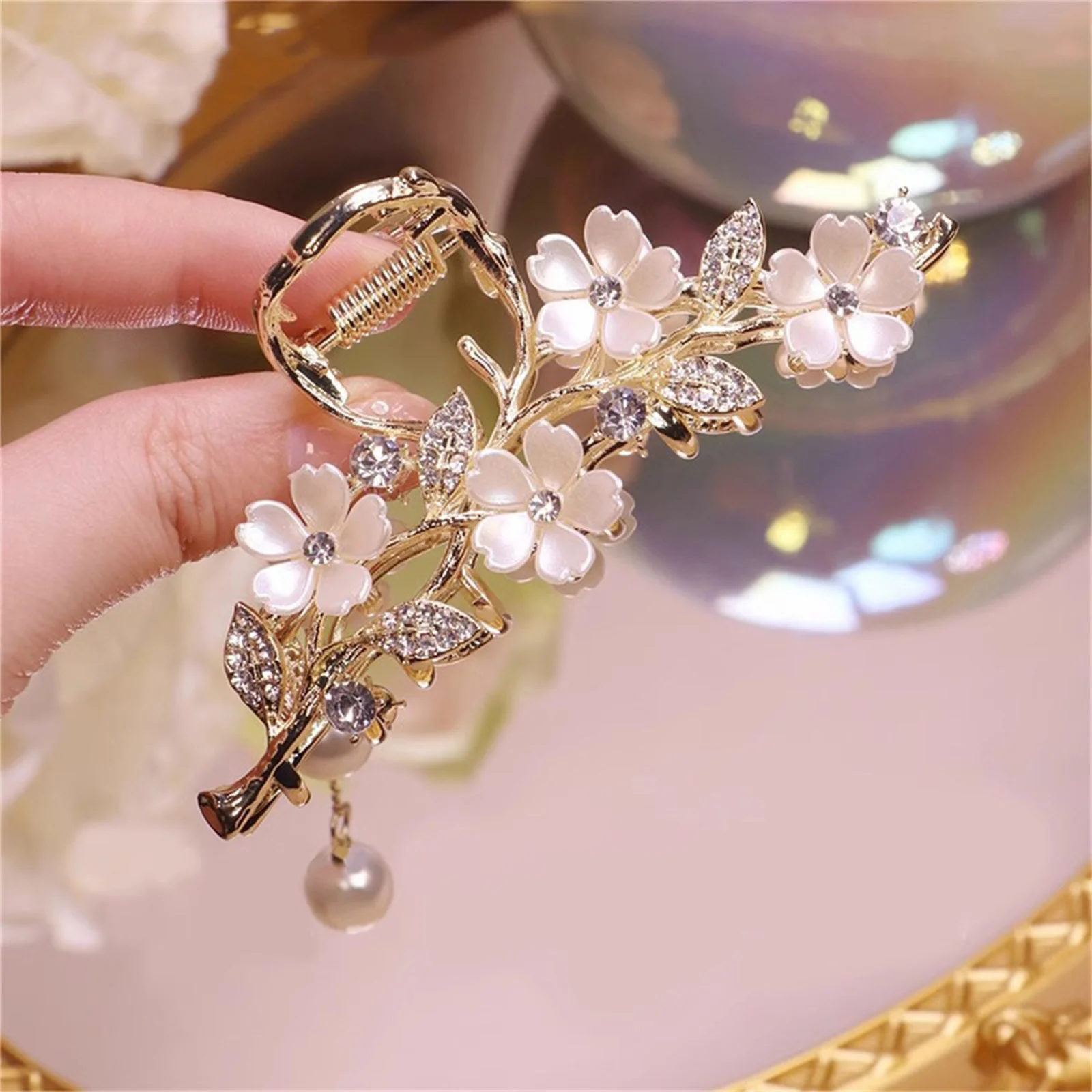 Haarspange mit Blumenperlen und Quasten, florale Hai-Haarspange für Damen, Hochsteckfrisur, Dutt, schlichter Stil, stabiler Griff, Krallenclip – Detail 3
