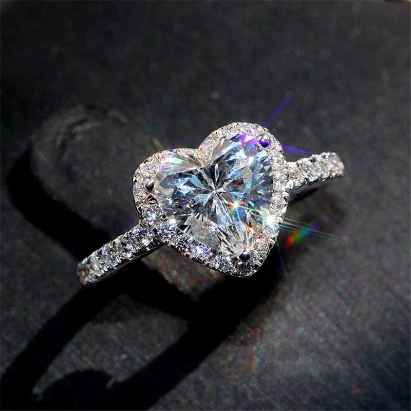 Anillo de corazón con circonitas