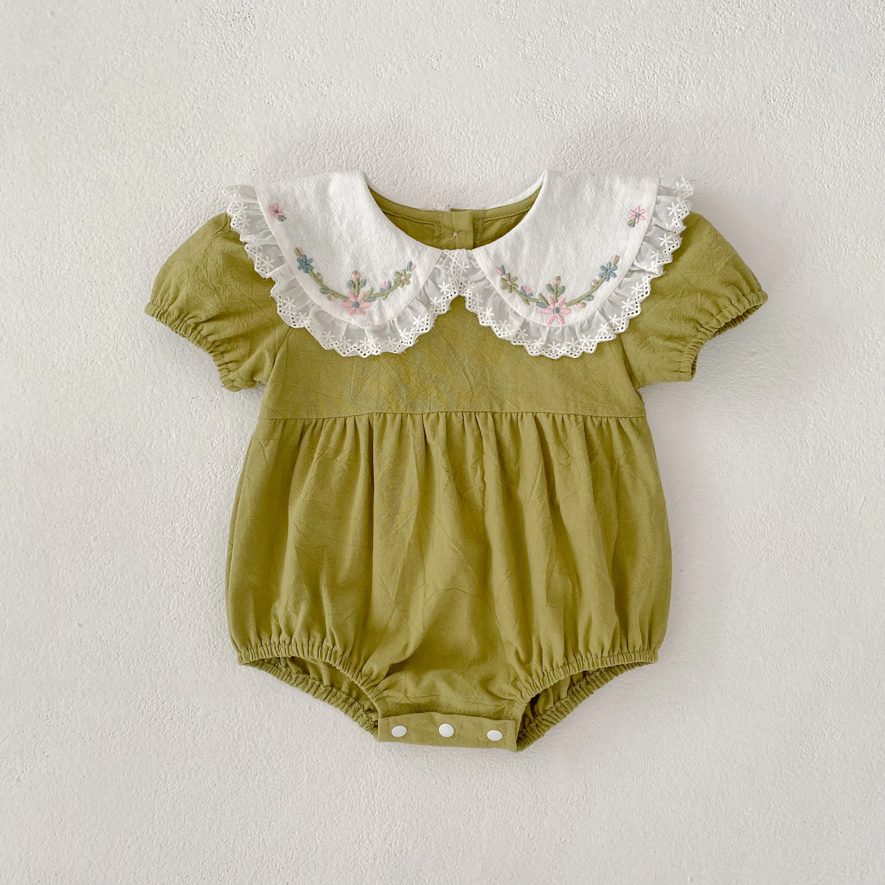 Detalle del pelele Un Barquito verano