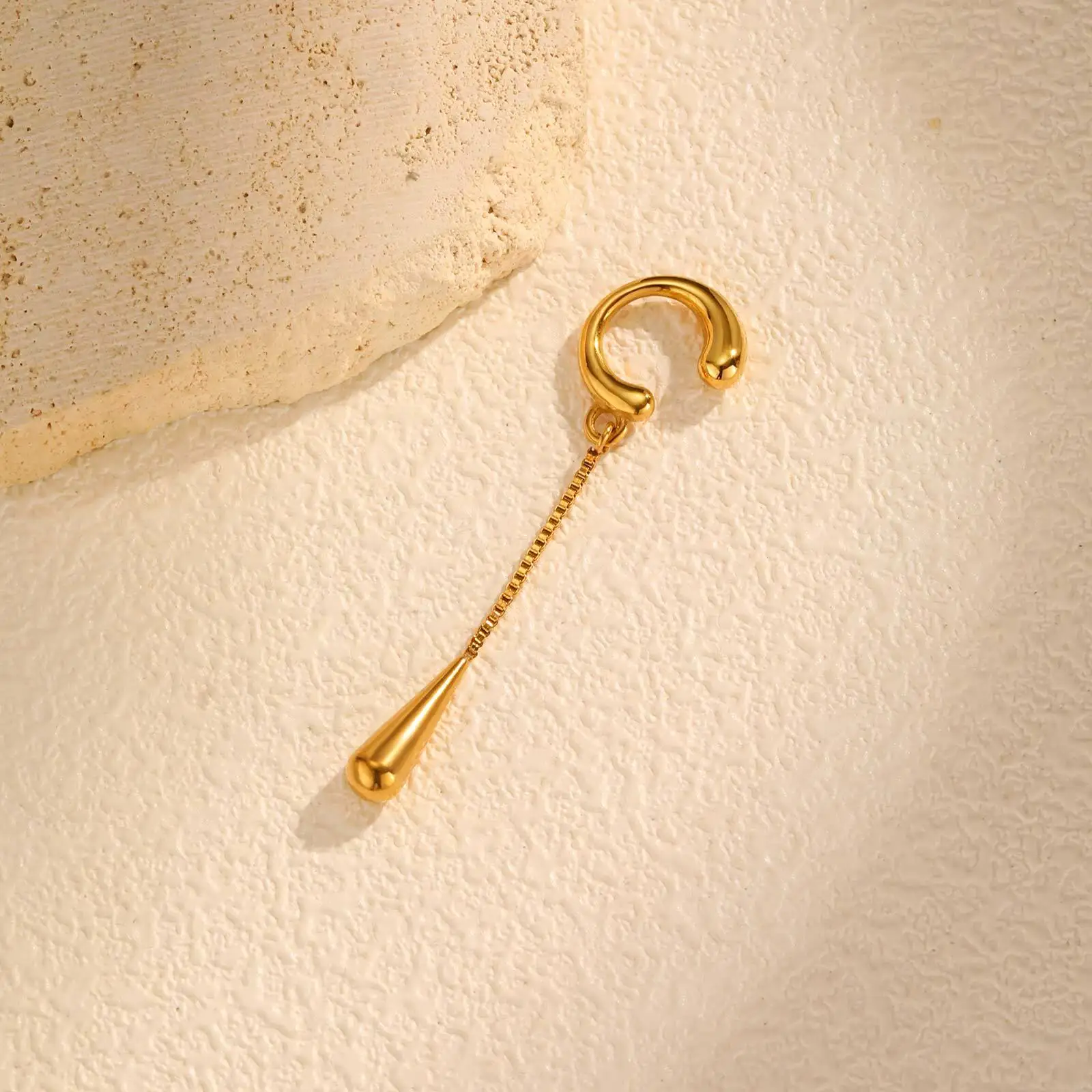 CHANEL Orecchini a clips con pendente in metallo color oro e turchese