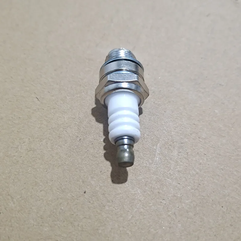 

DCS460 DCS500 Spark Plug For Makita DCS460 DCS500 DCS510 DCS5121 DCS5121R DSC51020 DCS51018 Gasoline Engine Replacement Parts