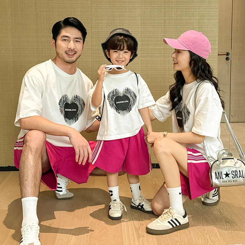 

Wholesal Heart Family Clothes Dad Mom Dad and Son Daughter T Shirts Shorts Two Piece Outfits Korean Children Clothing Sets