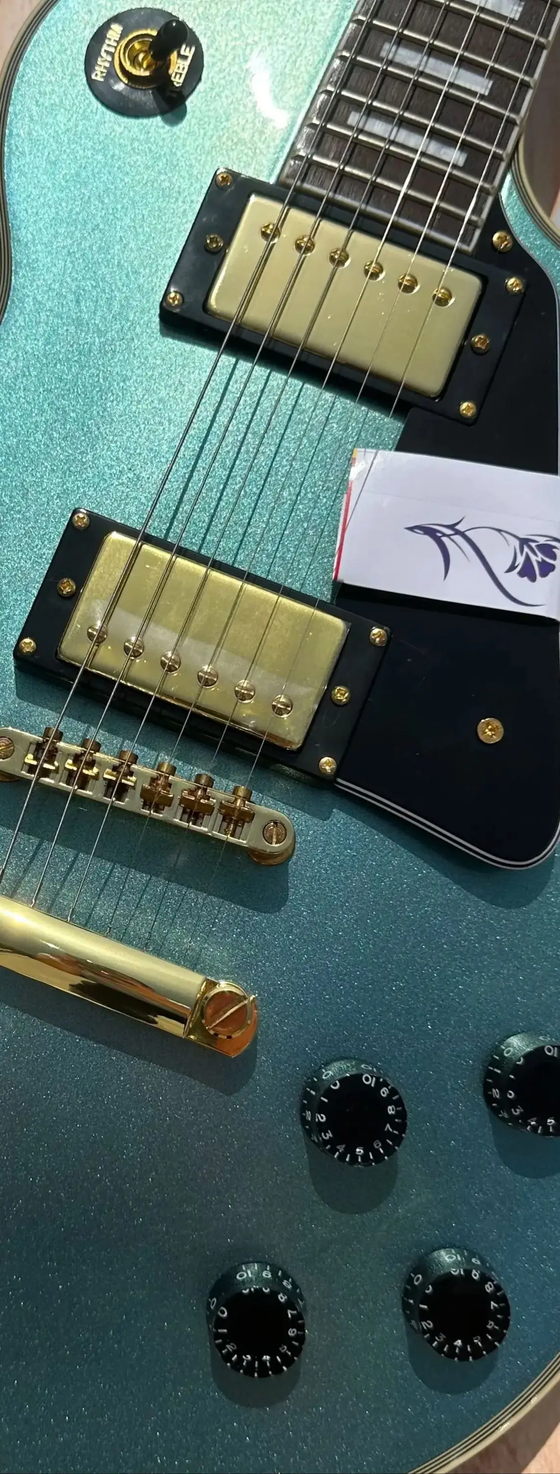 

Customized electric guitar, Pelham Caston, full body blue, gold accessories and tuner, lightning package
