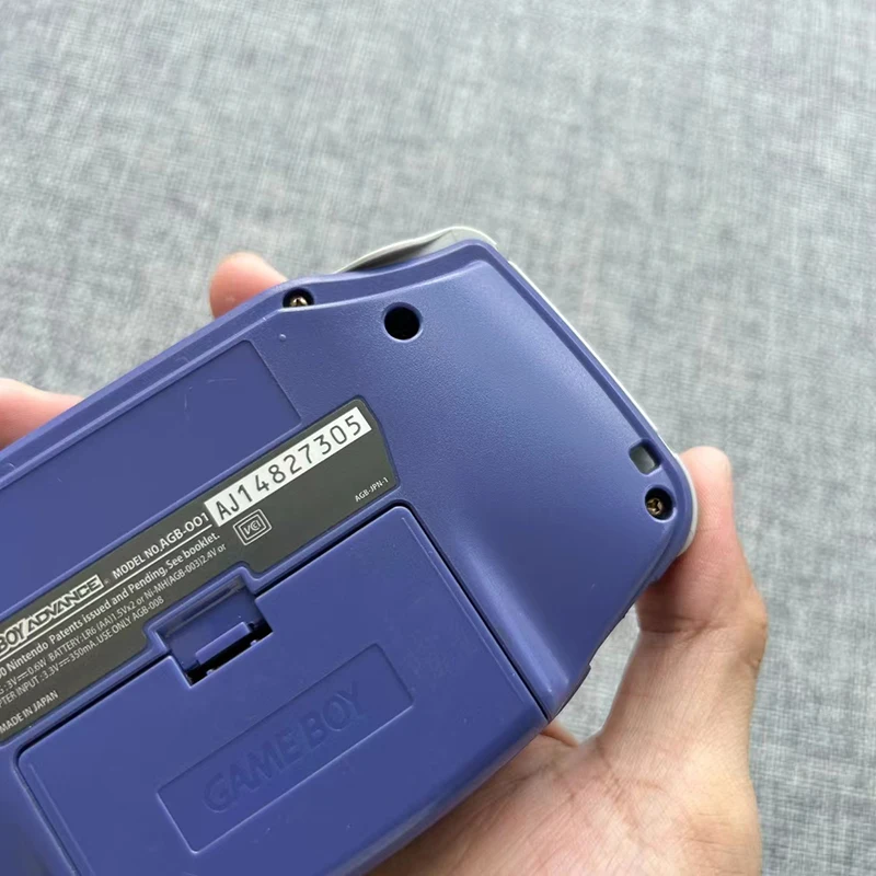 Novo console de jogos GBA Palm sem traseira, colorido, destacando a nostalgia retrô. Pequeno presente._voghion.com
