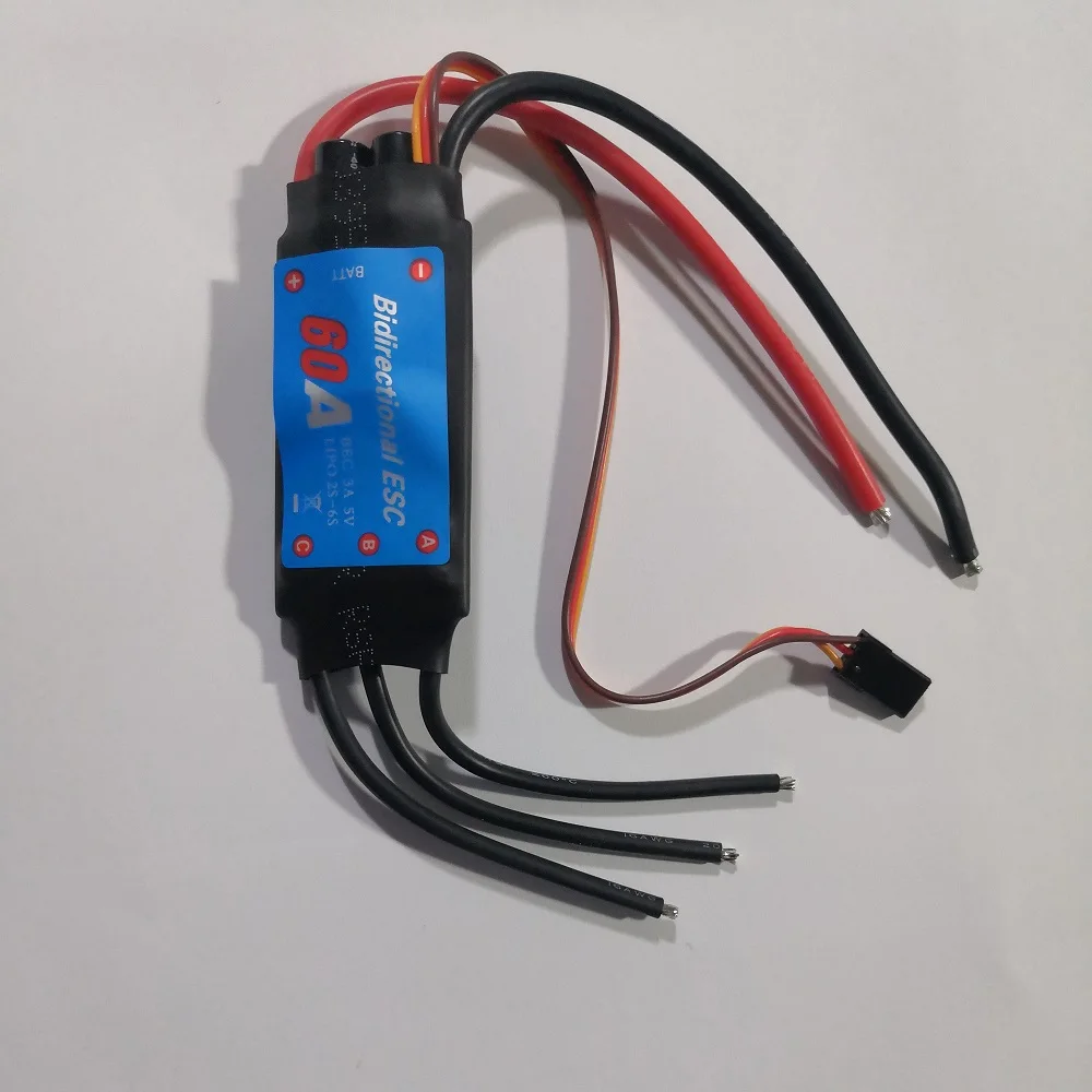 Vue de dessus du contrôleur ESC Brushless 60A pour bateau RC sous-marin, connecteurs et câbles visibles