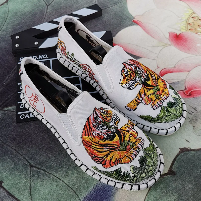 

Fashion White Black Tiger Embroidered Shoes for Men Women Loafers Comfortable Low Slip-on Casual Shoes Men Flats Zapatos Hombre