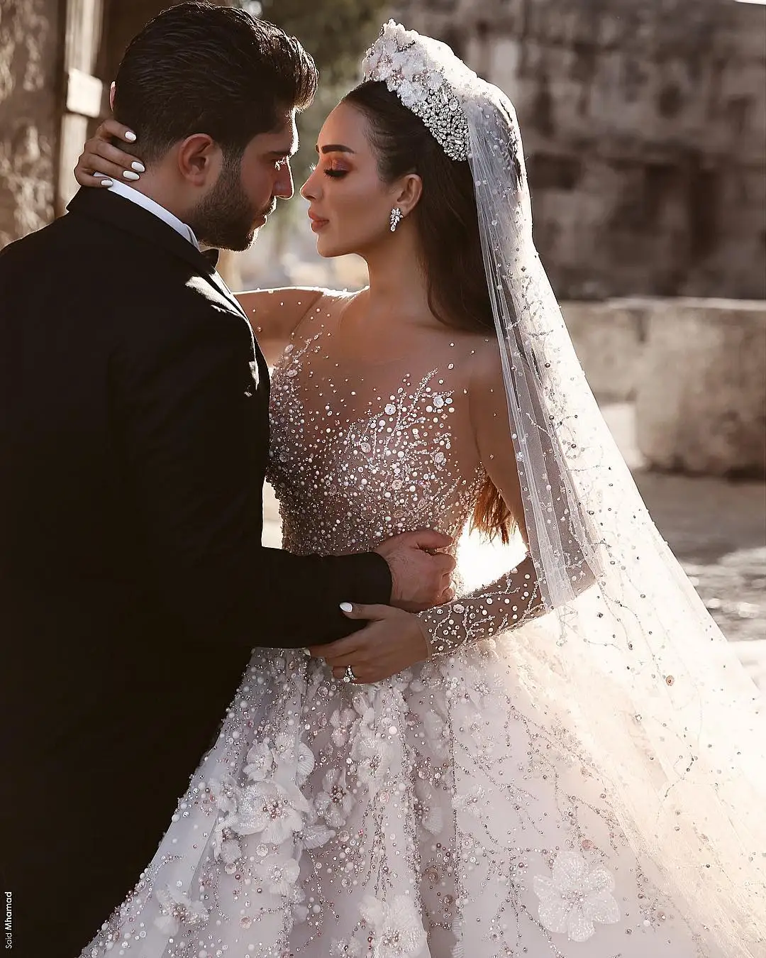 Luxury Wedding Dress Sparkly Princess Strapless Beading Illusion Sleeve Sweatheart Dress Fluffy Bride Gown