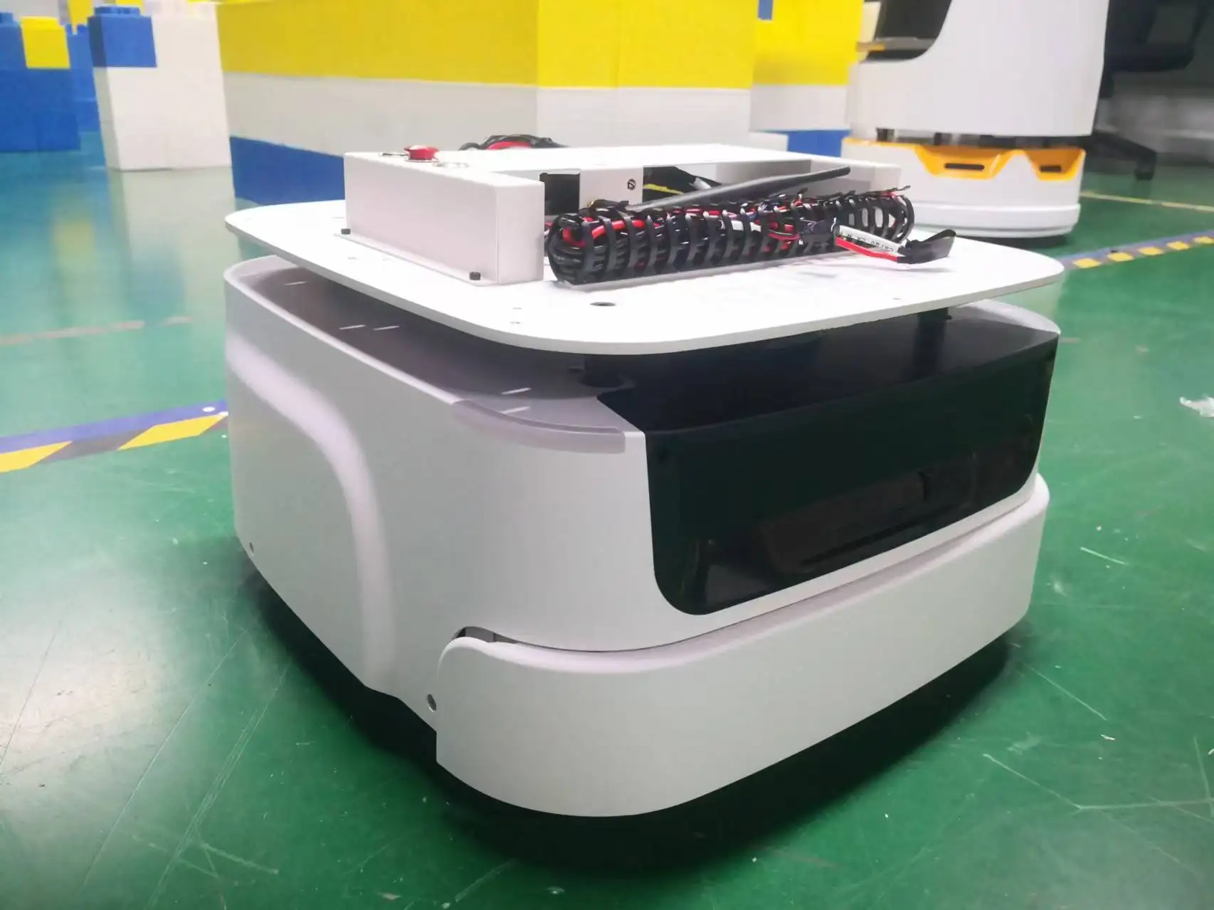 Hot Selling Service Robot SLAM Navigation Chassis Robot Customized Agv Chassis Platform for Secondary Development