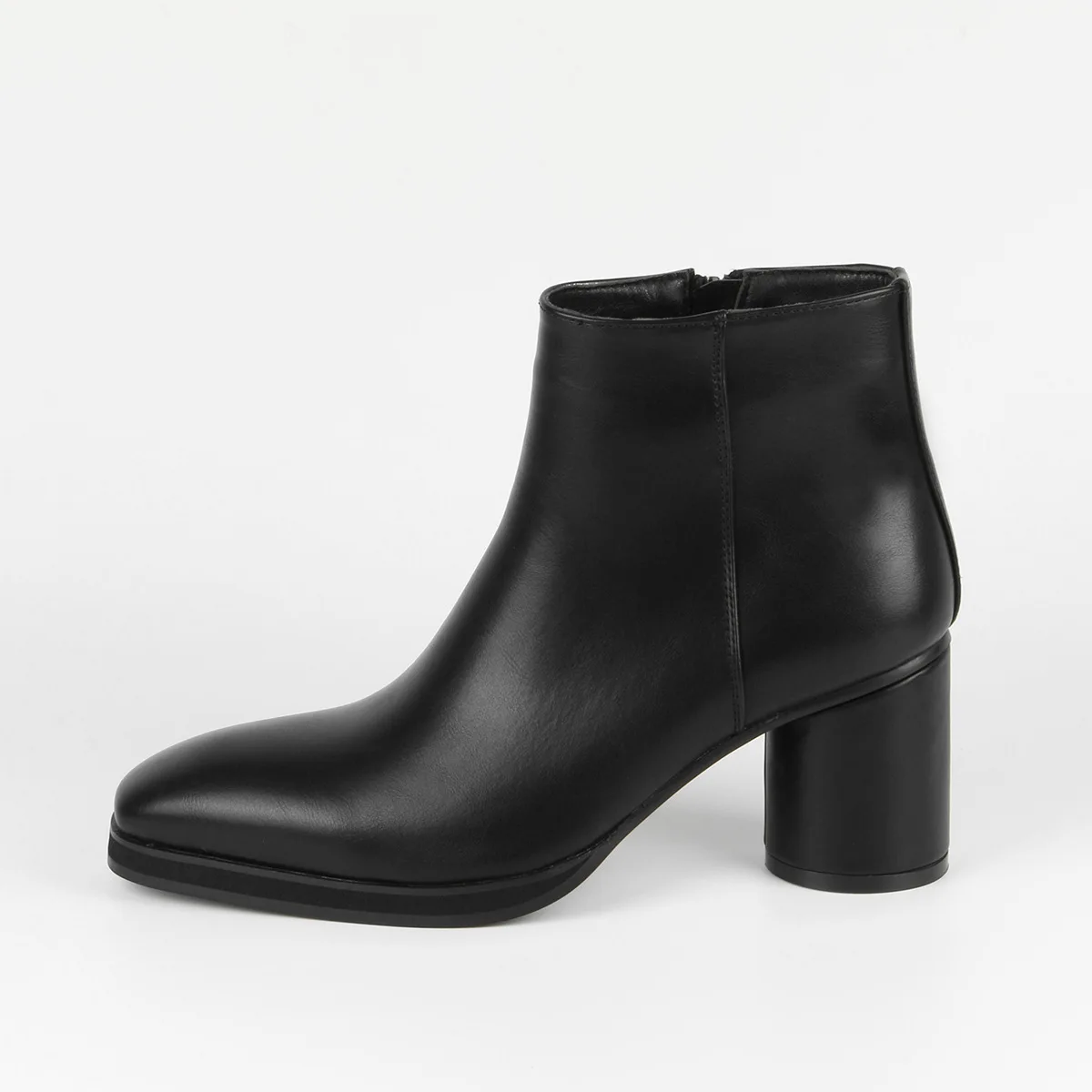 Black Round heel