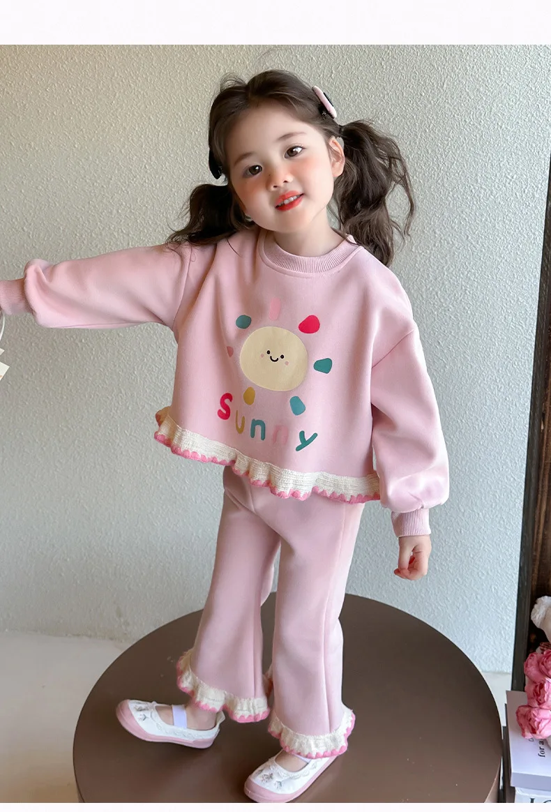 Designer-Sweatshirt-Set mit Spitzenbesatz – zarte Blumenstickerei mit passenden Pumphose | Atmungsaktive Baumwolle – Detail 11