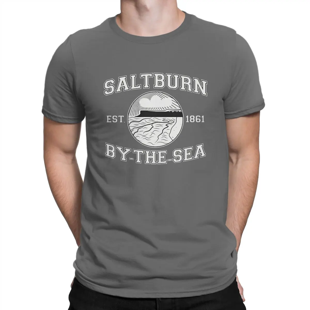 Camiseta creativa Saltburn NDVH By The Sea Est. 1861 (estampado blanco), cuello redondo, hip hop, regalos de cumpleaños, ropa urbana.
