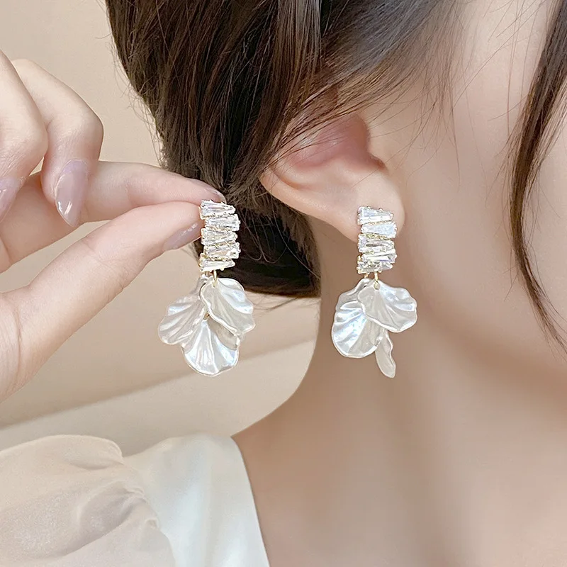 New Summer Zircon Shell Flower Tassel Pendant Stud EarringsFor Women Korean Fashion Design Elegant White Earrings Jewelry Gitfs