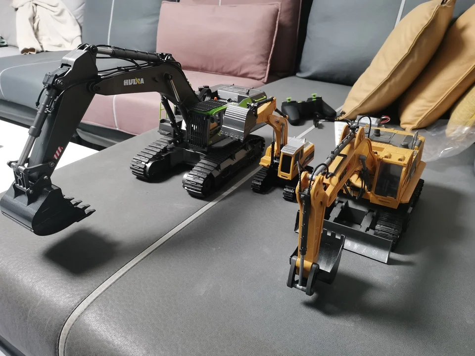1593 Large remote control engineering vehicle Hydraulic wireless remote control alloy excavator Toy car charging screw excavator