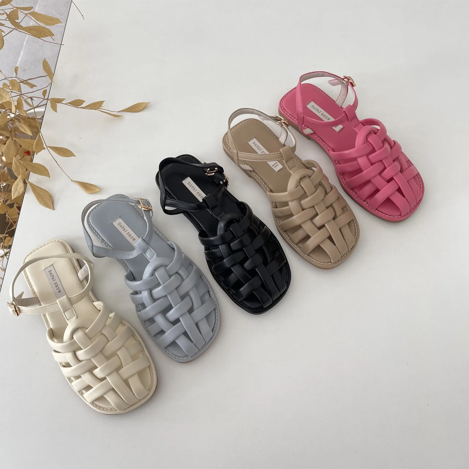 Рисунок 4 - Женские сандалии с плоской подошвой ASHIOFU