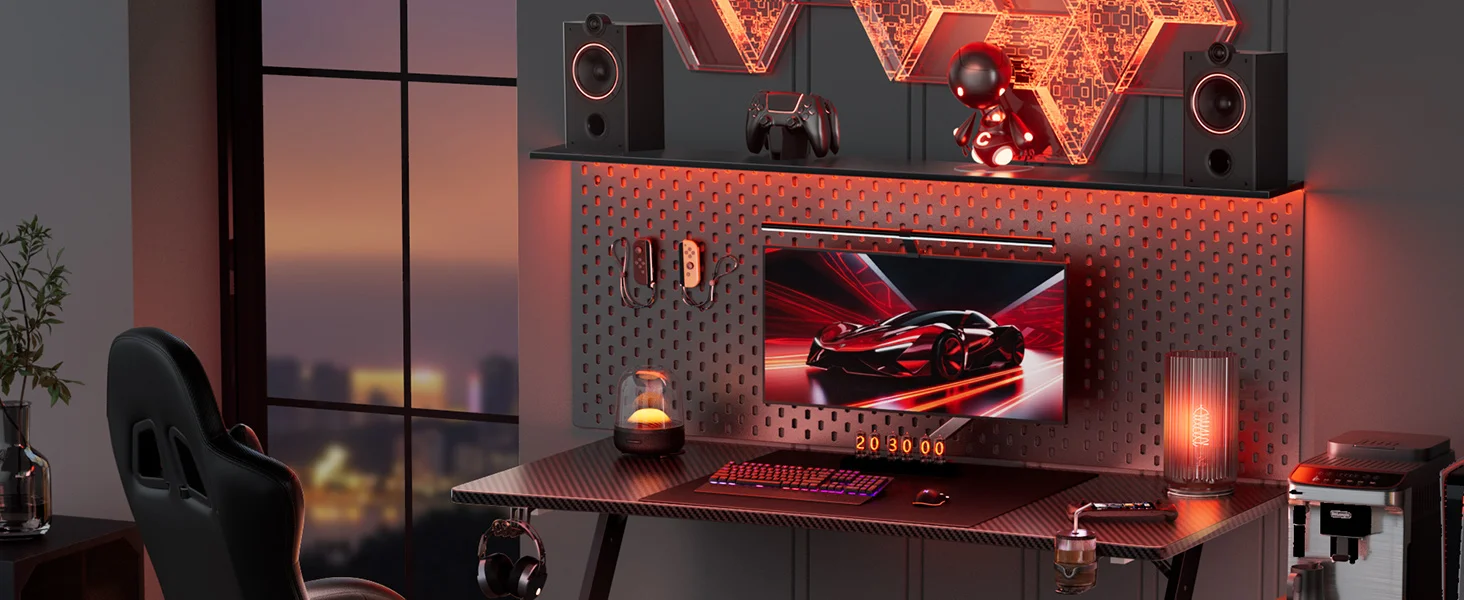 avec éclairage LED rouge, comprenant un écran large, un clavier, des haut-parleurs et des éléments décoratifs sur un bureau en métal offrant une vue sur le paysage urbain