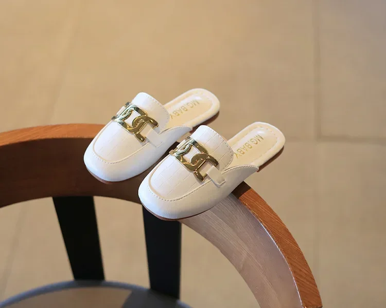 الأطفال الصنادل للفتيات 2024 صيف جديد الفتيات مغطاة أصابع شبشب جلدي مسطح عادية كسول المعادن الكورية الاطفال موضة الشقق