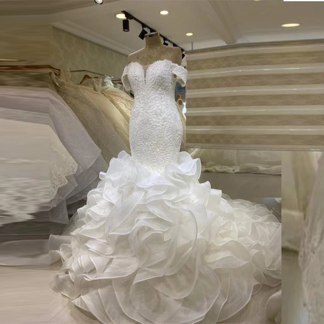 

Современное свадебное платье с открытыми плечами и кружевной аппликацией в виде русалки