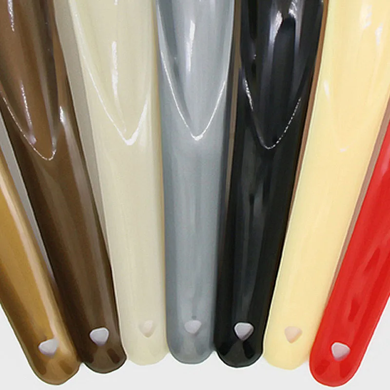 다채로운 색상의 가벼운 플라스틱 구둣주걱, 남녀노소 모두를 위한 휴대용 신발 착용 보조기구, 노인을 위한 휴대용 액세서리