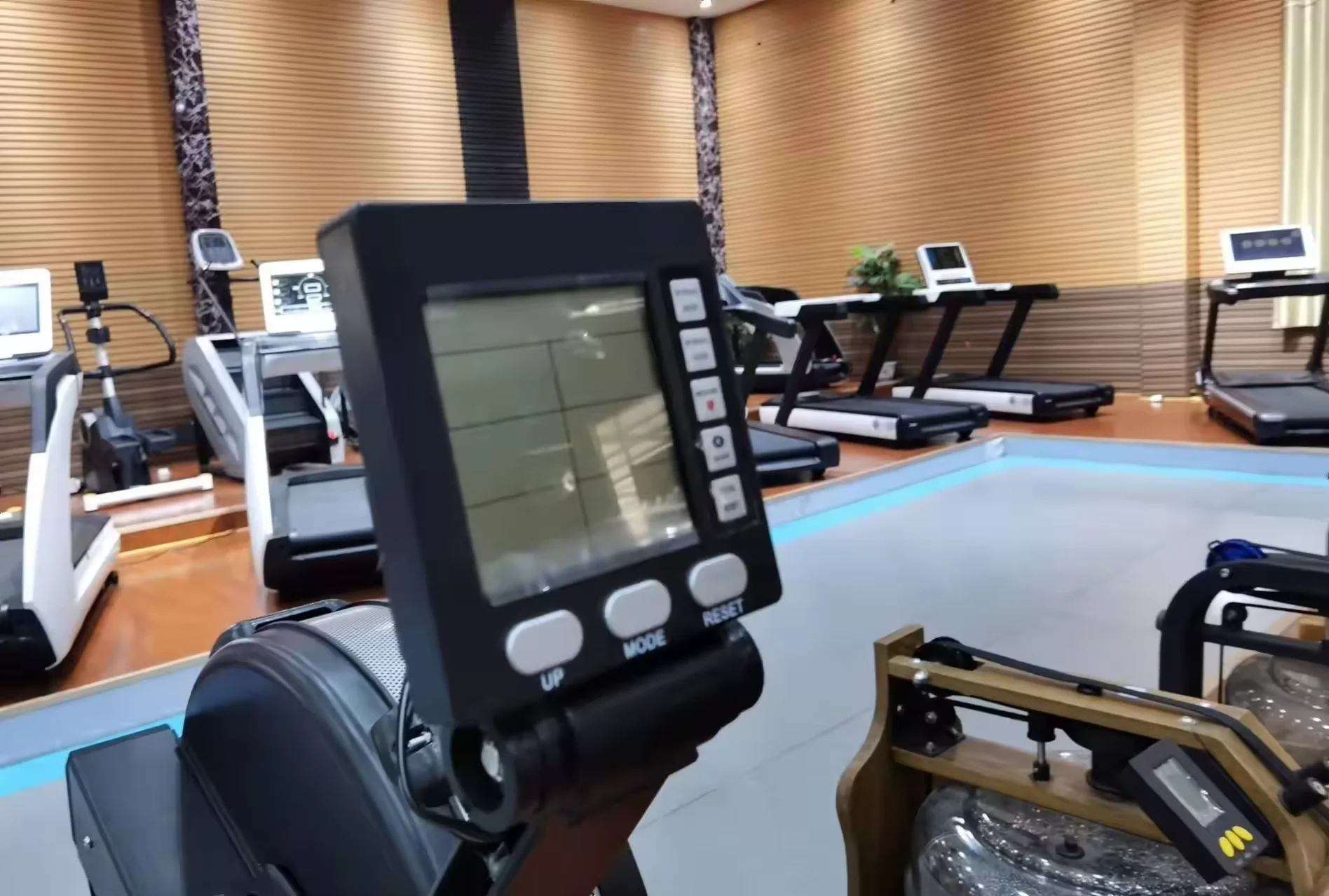 LDE-19 Commercial Gym Rowing Machine Air Rower