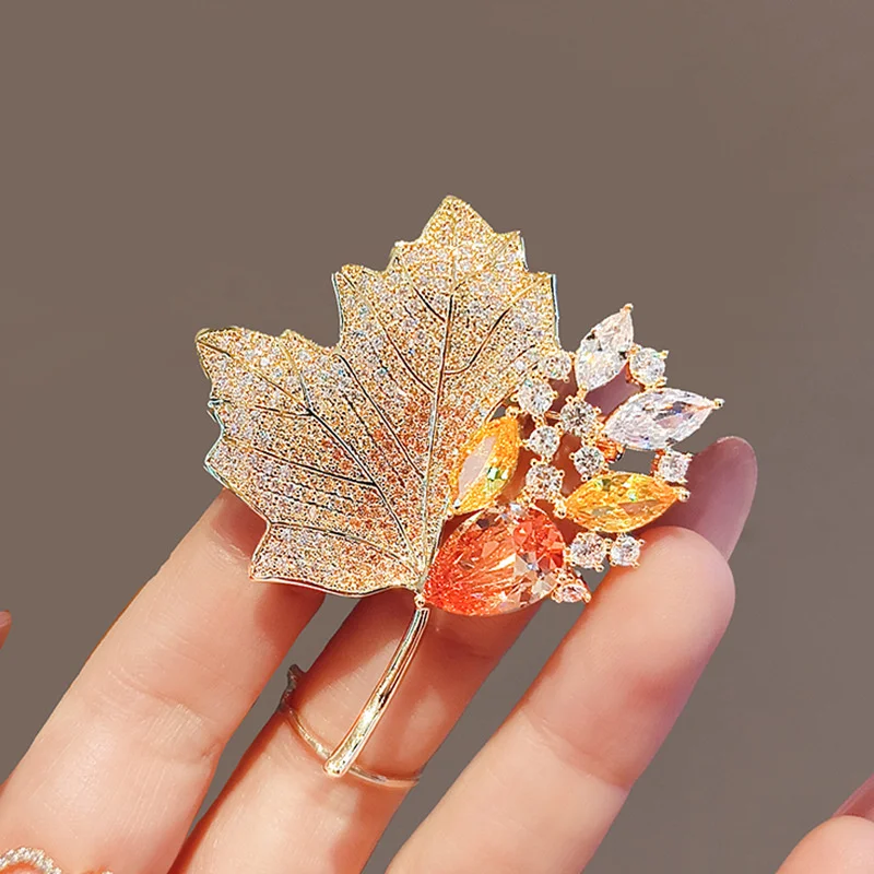 Spilla di lusso in foglia d'acero con zirconi di cristallo per le donne Spille con fiori di tulipano con strass lucidi Spilla per banchetti Gioielli con ciondoli per feste di nozze
