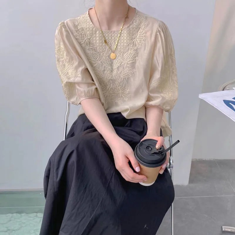 

Casual Puff Sleeve Summer Loose Tops Fashion Embroidery Women 's Blouse O Neck Flowers Lace Shirts Apricot White All Match I431