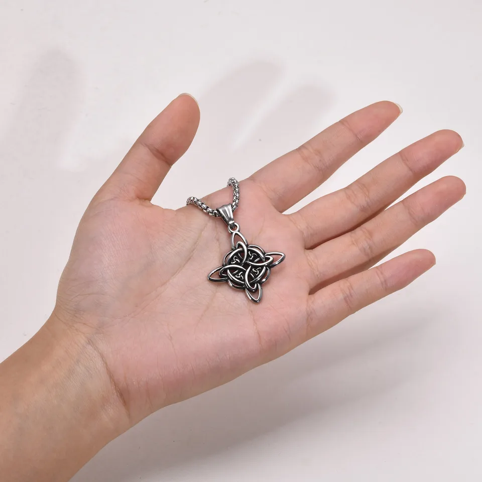 Collana Nodo della Strega in Legno Inciso - Amuleto Protettivo
