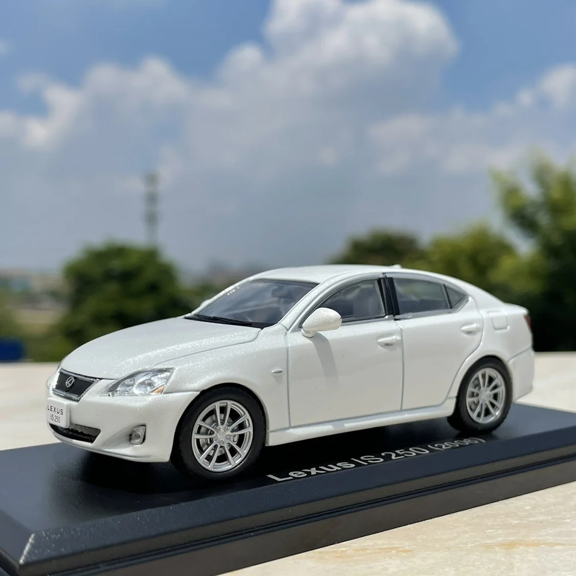 

Модель автомобиля из сплава LEXUS IS250 1/43