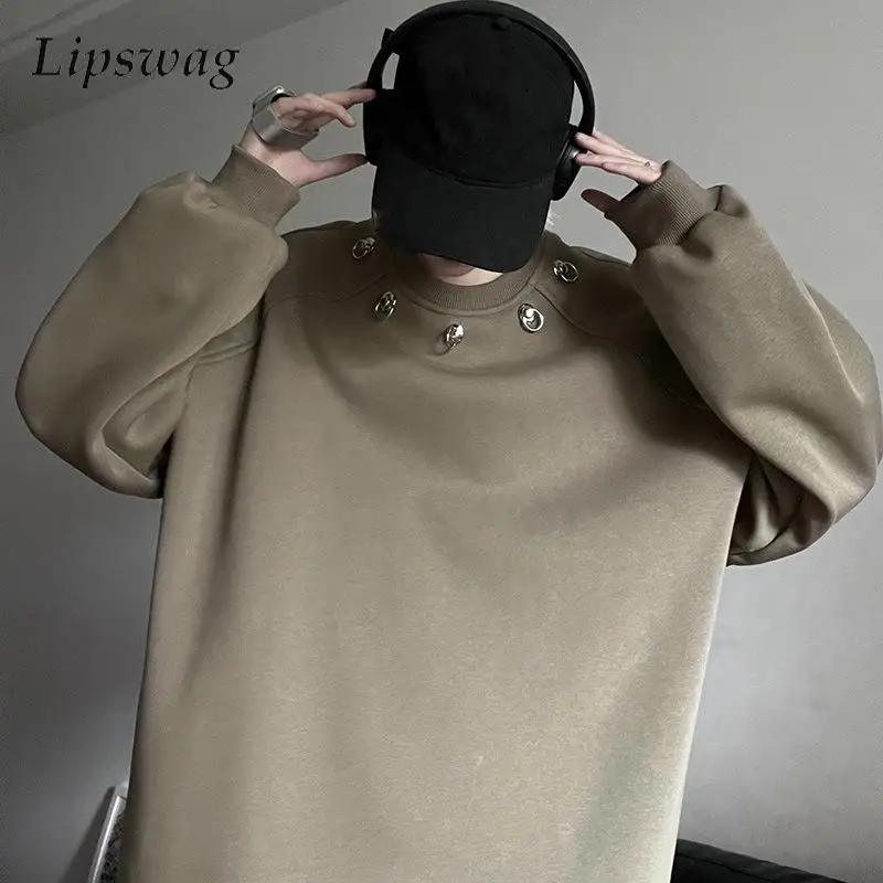 

Свитшот мужской с длинным рукавом, круглым вырезом и заклепками