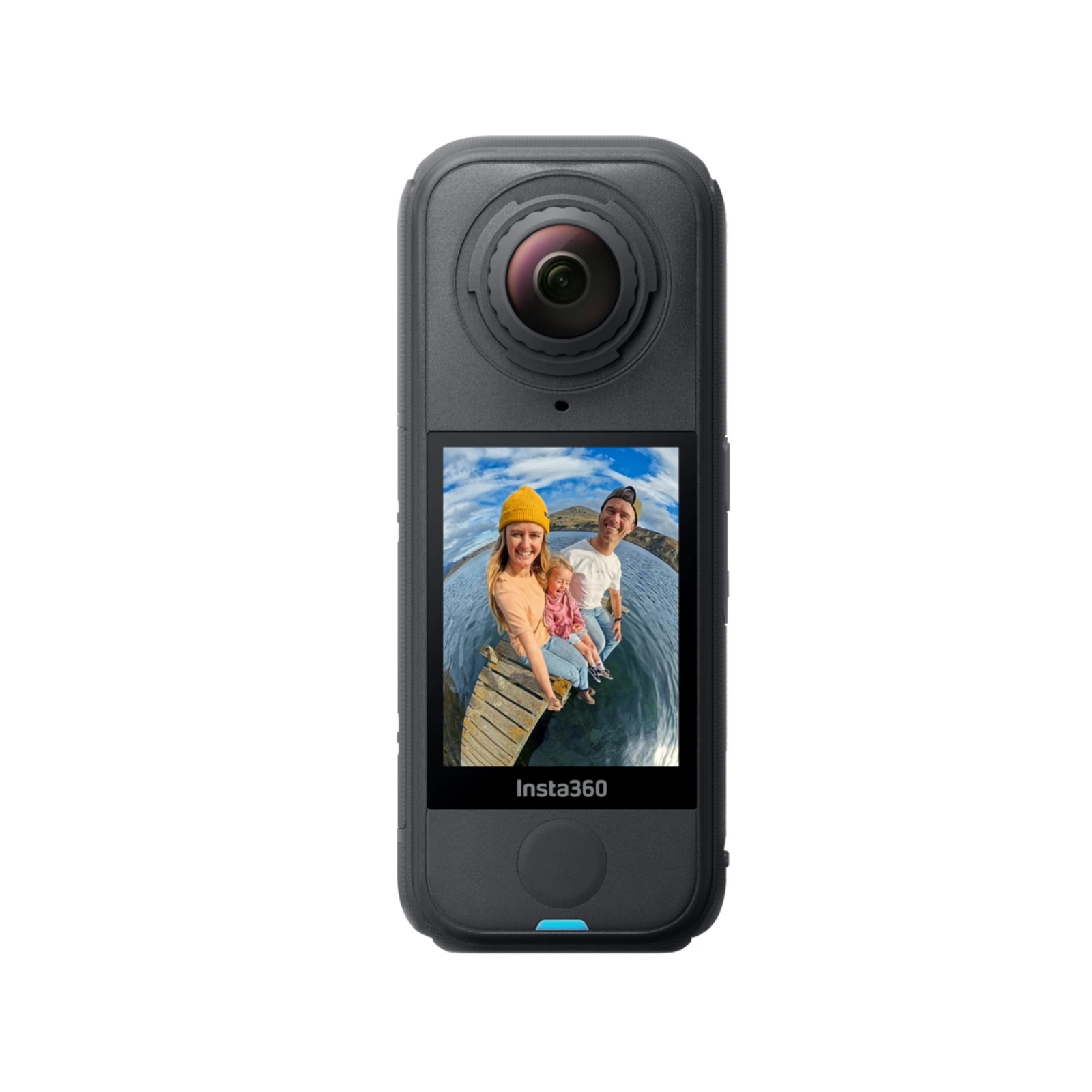 Insta360 X4 Caméra Aérienne 360° fixée sur un drone, survolant un paysage urbain en 4K.