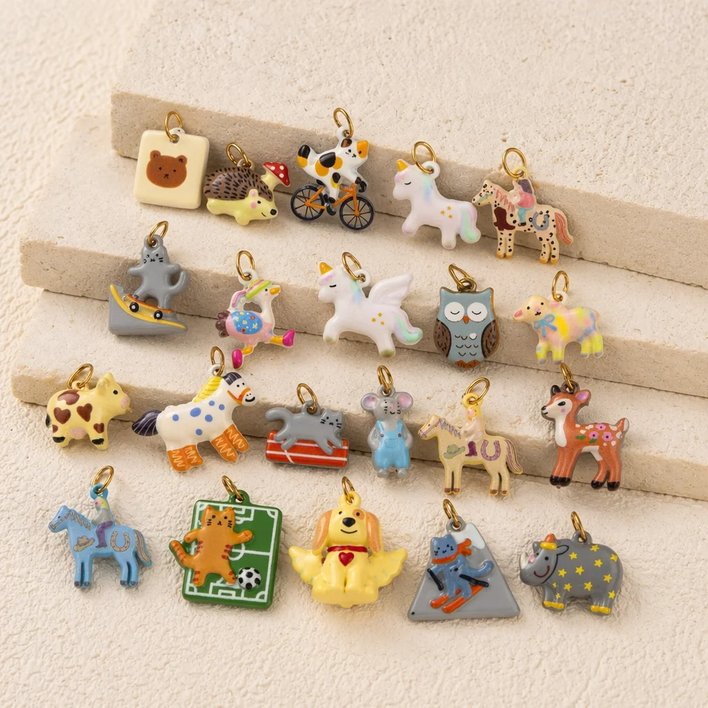 Neue trendige, frische und niedliche Anhänger aus Edelstahl in Form eines weißen Pferdes, einer Maus und eines Welpen für DIY-Schmuck.