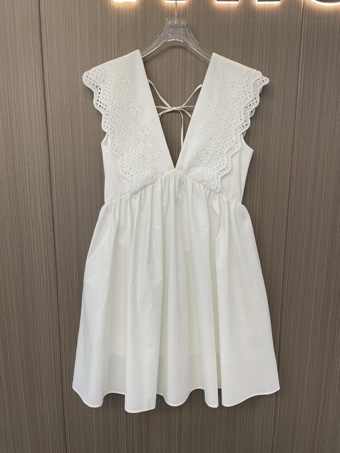 

2023Water soluble lace V-neck short skirt, loose skirt full of air sense playful and girl
