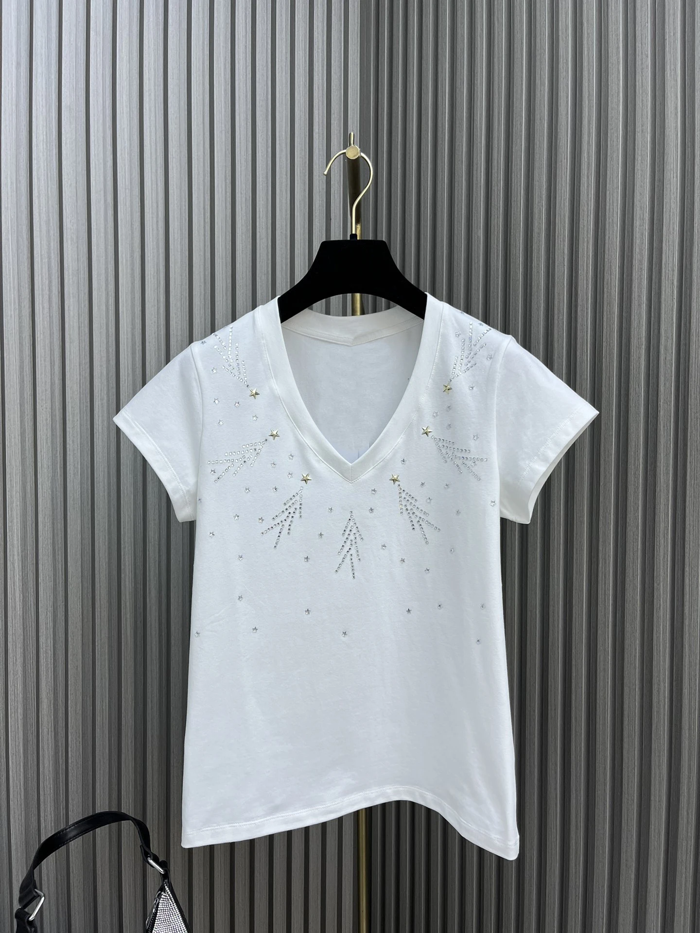 

T-shirt v-neck design Fashion temperament Slim and thin Exquisite elegance Soft and comfortable 2024 spring women's new hot