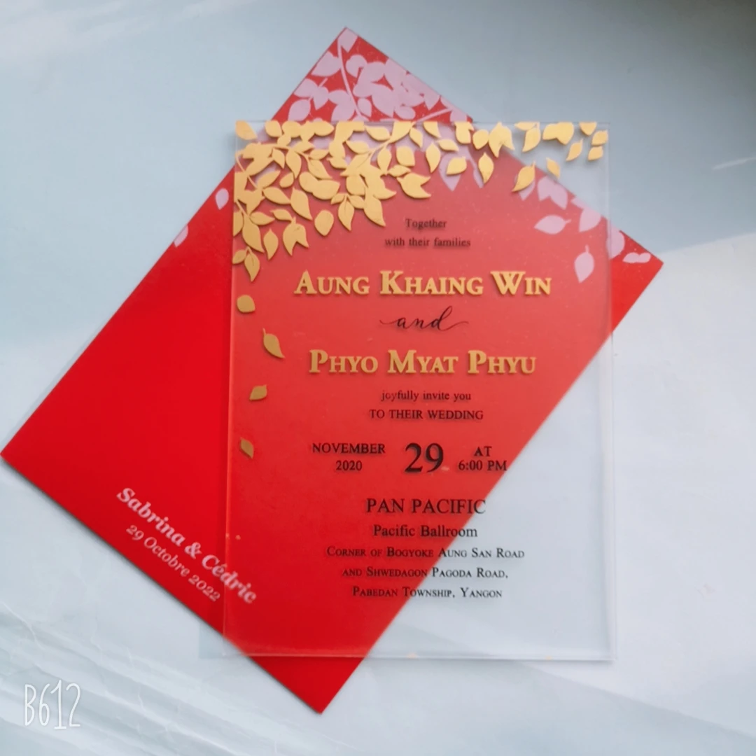 

Luxury Screen UV Print Acrylic Wedding Invitation Cards 10pcs Custom Gold Words Printing With Red Envelop