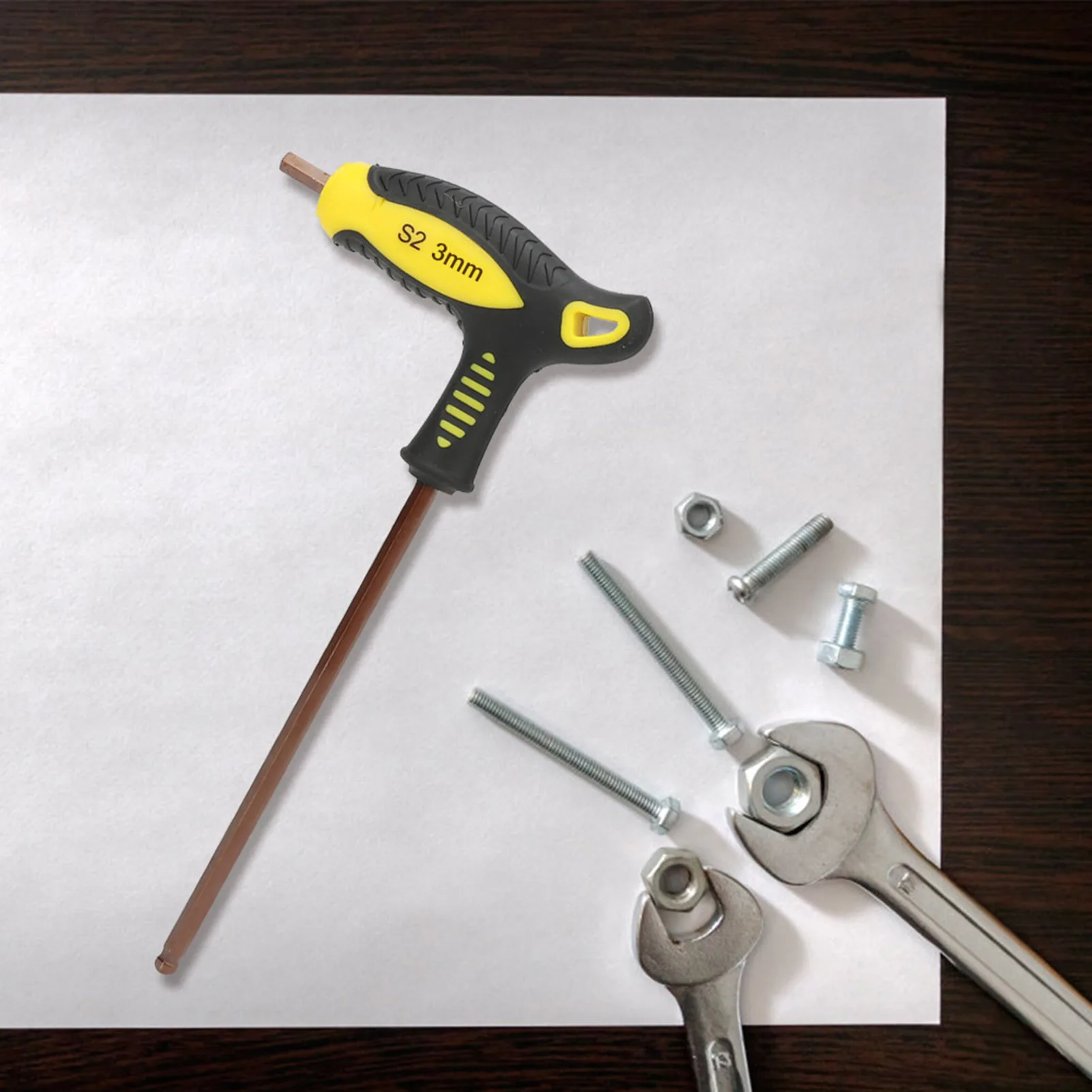 Main tenant la poignée T ergonomique de la clé Allen 3mm à tête sphérique, outil de précision pour entretien.