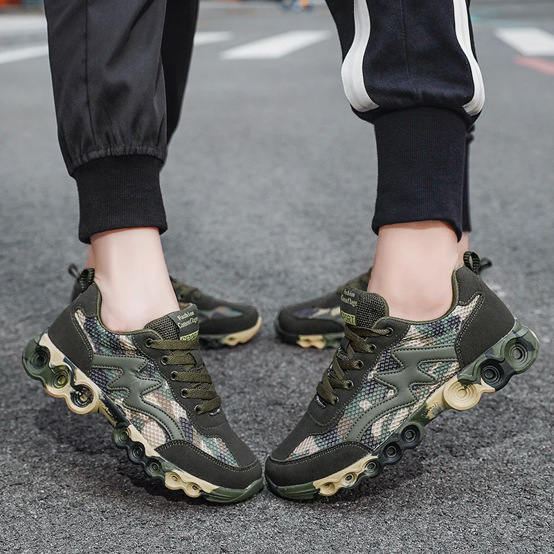 

Camouflage military training shoes male and female students running sneakers flying woven breathable non-slip mountaineering sho