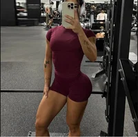 Ensemble de sport 2 pièces pour femme : haut de yoga sans couture et short de sport, tenue de fitness à manches courtes pour la course, étiquette personnalisable 2