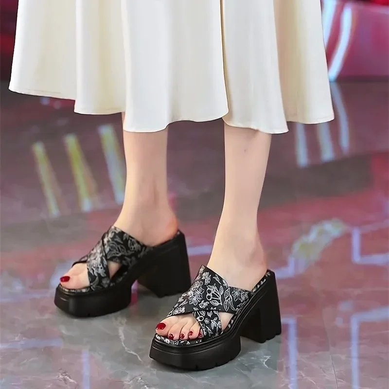 

Современные тапочки на высоком квадратном каблуке, летняя уличная женская обувь, распродажа 2024, модные неглубокие женские тапочки разных цветов