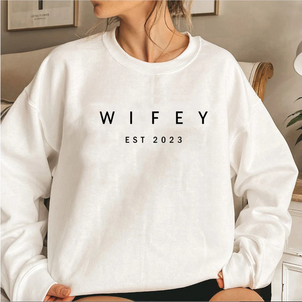 

Wifey Est 2023 Sweatshirt Bridal Shower Gift Engagement Gifts Hoodie for Fiance Women Crewneck Casual Sweatshirts Pullovers Tops