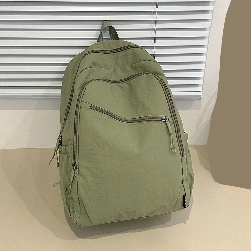 Backpack, large capacity, adjustable shoulder straps, suitable for school, campus travel, and work, with a secure zipper closure