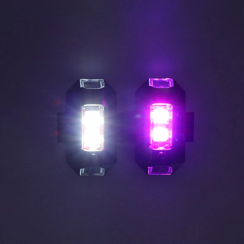 Lampe LED de Sécurité Bleue 5V allumée dans une pièce sombre, projetant une lueur bleue pour signalisation.