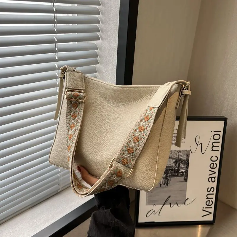 

2023 Chic Shopping Bag Large Capacity Bag Fashion Wide Shoulder Strap Bag Women's Crossbody Bag Retro Versatile Commuter Bag