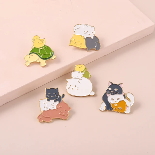 Compra online de Pinos de esmalte de gato preto e branco abraçando gatos  bonitos gatos de desenho animado brooches lapel lapel joias para amigos