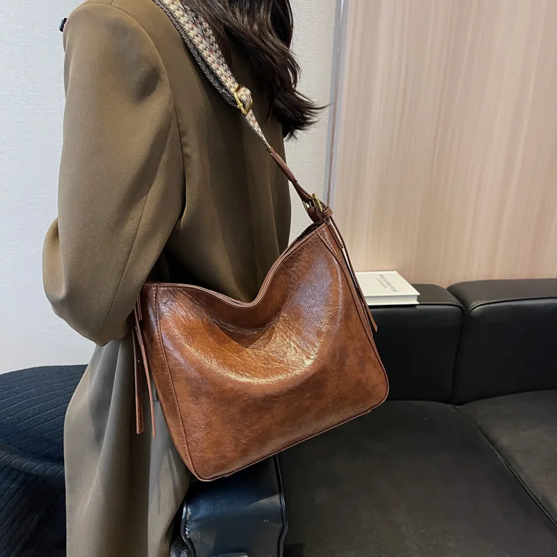 Large Capacity Female 2024 Fashion Retro Shoulder Wide Shoulder Strap Cross Body Bucket Bag Class Commuter Tote